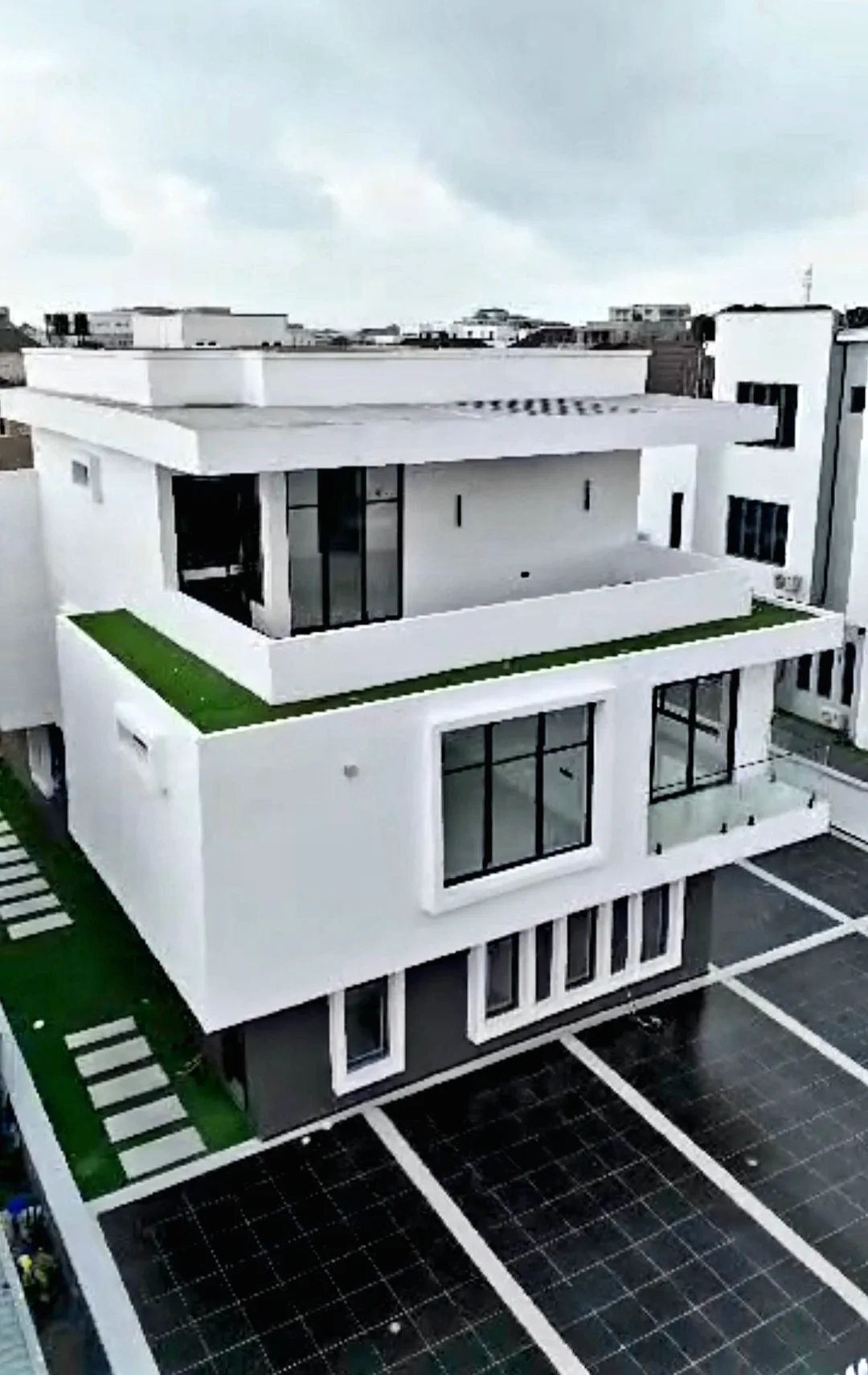 5 Bedroom Fully Detached House With En-Suite Bedrooms