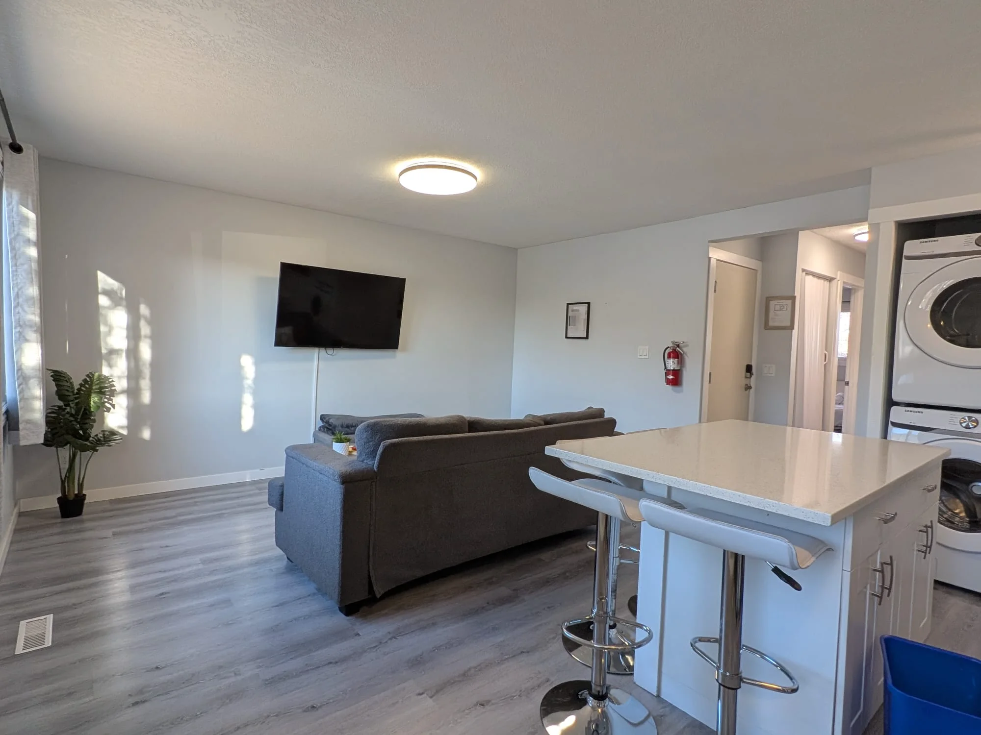 Studio Condominium Downtown Calgary thumbnail 4